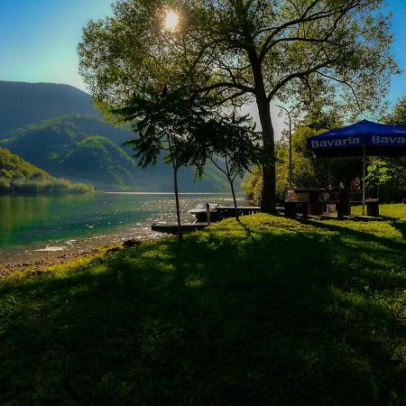 מלון יאיצי Lake House Krndija מראה חיצוני תמונה