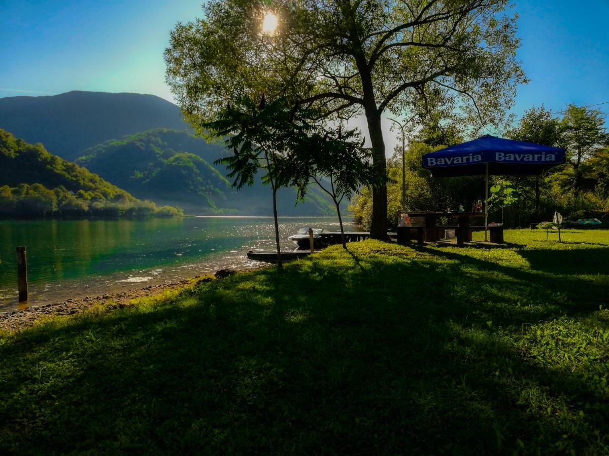 מלון יאיצי Lake House Krndija מראה חיצוני תמונה