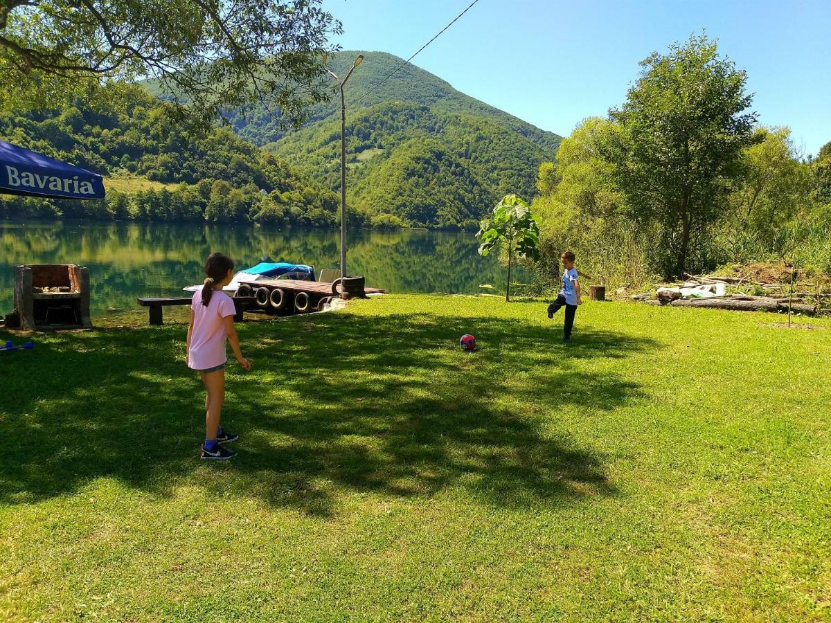 מלון יאיצי Lake House Krndija מראה חיצוני תמונה